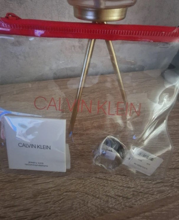 Calvin Klein Stil Damenring mit blauem Ovalstein – modern & elegant